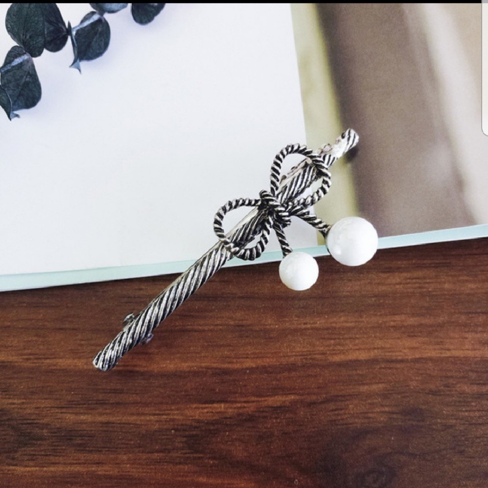 Gunmetal hair clip with faux pearl accent - Picture 3 of 4